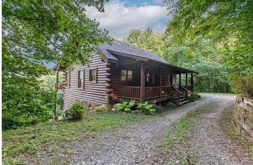 Robbinsville Cabin | Log cabin, spectacular view, private trail. Home base for your WNC adventures.