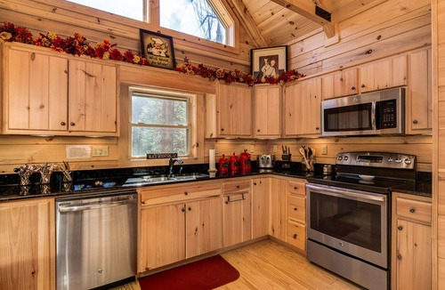 Black Mountain Cabin | LOG HOME - NEXT TO CREEK/FIREPLACE/HOT TUB/HIKING TRAILS/PET FRIENDLY