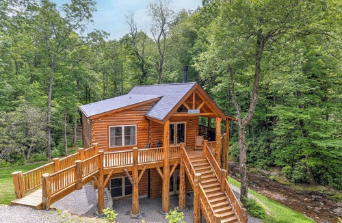 Black Mountain Cabin | LOG HOME - NEXT TO CREEK/FIREPLACE/HOT TUB/HIKING TRAILS/PET FRIENDLY