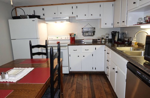 Robbinsville Cabin | London's Mountain House - Cozy Romantic mountain cabin - easy paved road access