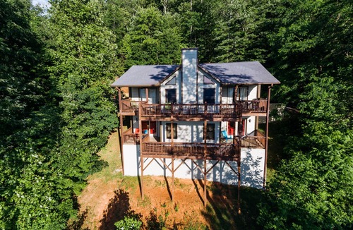 Brasstown Cabin | Long-Range Mountain Views All Rooms! Bedding for 8! Wi-Fi, Ping-Pong & X-Box!