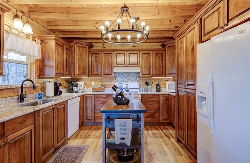 Black Mountain Cabin | LONG RANGE VIEWS/HOT TUB/FIREPLACE/GAME ROOM/CREEK/TRAILS