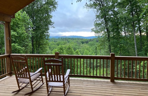 Unaka Cabin | Lookout Lodge 4-BR pet friendly cabin in Murphy with beautiful mountain views!