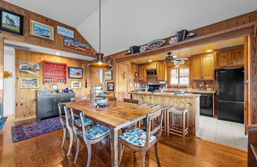 Nags Head Cottage | 'Loophole' | Oceanfront | Historic Cottage
