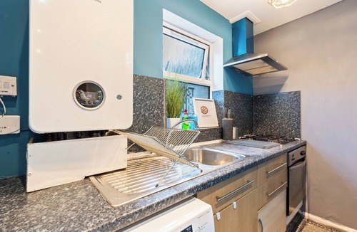 Ferndale House | Lovely 4BR Home with Garden near Brixton Station