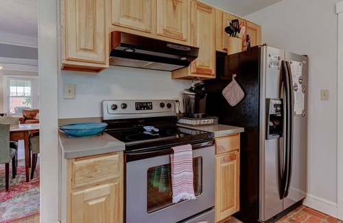 Black Mountain House | Lovely Arts & Crafts Bungalow in downtown Black Mountain - 15mins from Asheville