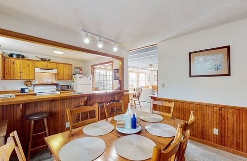 Waves House | Lovely home close to the sand with wood finishes, balcony, washer/dryer, & AC
