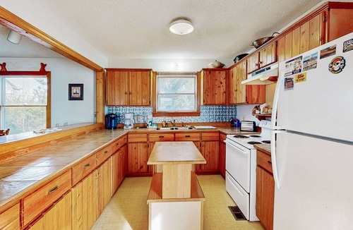 Waves House | Lovely home close to the sand with wood finishes, balcony, washer/dryer, & AC