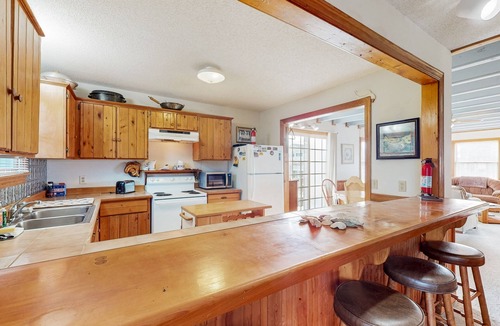 Waves House | Lovely home close to the sand with wood finishes, balcony, washer/dryer, & AC