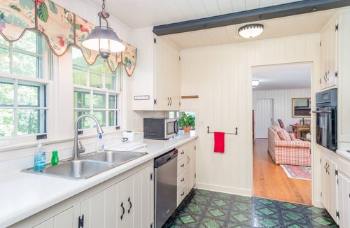 Laurel Park House | Lovely & inviting home with a sun porch, washer/dryer & AC