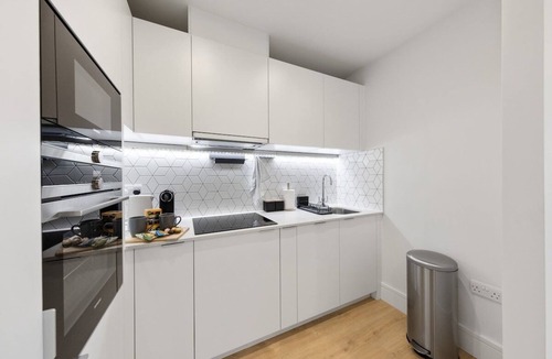 Coombe Hill Apartment | Lovely & Scenic 2-Bedrooms Flat