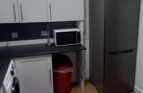 Bonnington Apartment | Lovely spacious double bed sleeps 8