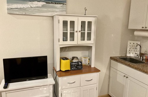 Colington Apartment | Lovely studio apartment with an indoor electric fire place