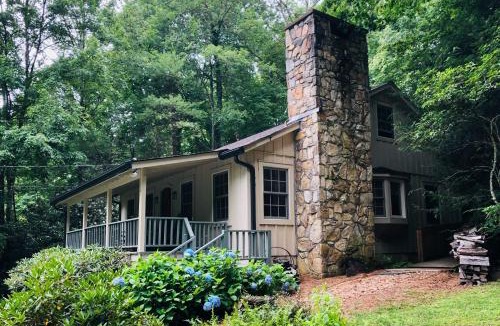 Mirror Lake House | Lush Mirror Lake Cottage Rental with Private Deck