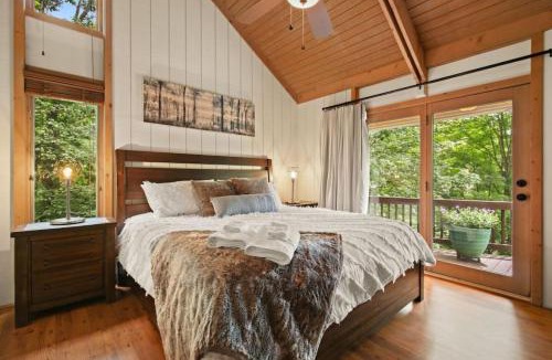 Seven Devils House | Lux Chalet with Amazing Views of Grandfather Mtn!