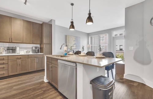 Villa Heights Apartment | LUX KING+QUEEN beds*NoDa/Uptown*walk to dine & ent