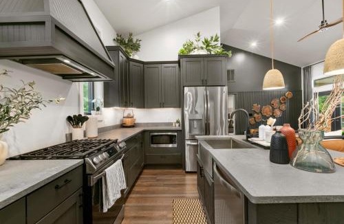 Asheville House | LUXE, 2 miles to Downtown, Hot Tub, Fire Pit, Secluded Serenity of the Blue Ridge Mountains