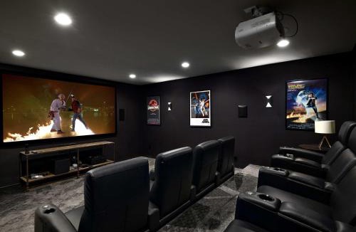Alexander House | Luxe 5BR with Home Theater, Pool Table and Firepit