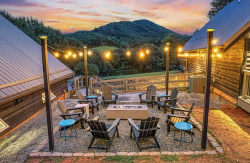 Leicester Cabin | Luxe A-Frame, Stunning Views, Pickleball, Sauna, Mini Golf, Mins to Downtown AVL