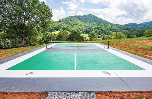 Leicester Cabin | Luxe A-Frame, Stunning Views, Pickleball, Sauna, Mini Golf, Mins to Downtown AVL