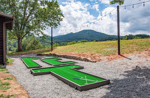 Leicester Cabin | Luxe A-Frame, Stunning Views, Pickleball, Sauna, Mini Golf, Mins to Downtown AVL
