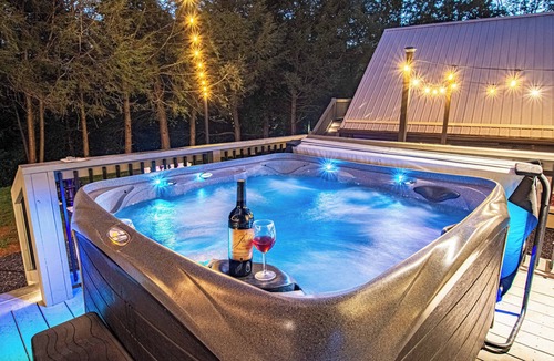 Leicester Cabin | Luxe A-Frame, Stunning Views, Pickleball, Sauna, Mini Golf, Mins to Downtown AVL