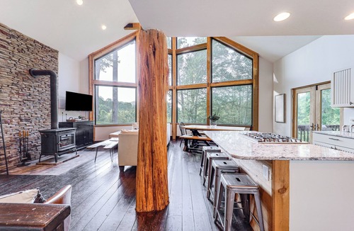 Warrensville House | Luxe Appalachian Mountain Cabin w/Hot Tub, Views