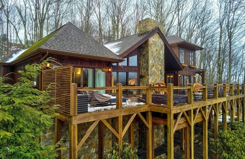 Beech Mountain Cabin | Luxe Beech Mtn Cabin w/Hot Tub: 2 Mi to Skiing!