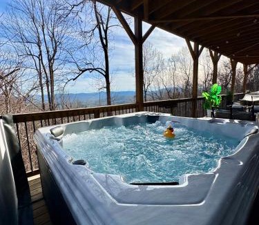 Laurel Park House | LUXE, Breathtaking Mountain Views, Hot Tub, Fire Pit, Fire Pit Table, Pool Table, 2 Living rooms, Universal EV Station