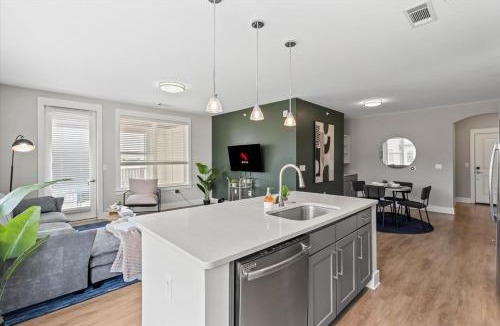 Charlotte Apartment | Luxe King 3BR in Waverly Charlotte