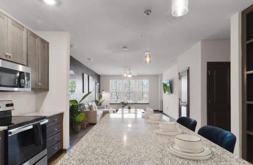 North Raleigh Apartment | Luxe King 3BR Suite North Raleigh