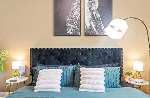 Charlotte House | Luxe King 3BR Townhouse Uptown Charlotte