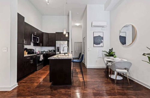 Cherry Apartment | Luxe King Bed Studio in Midtown!