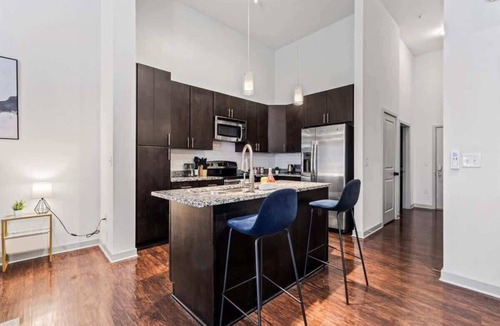 Cherry Apartment | Luxe King Bed Studio in Midtown!