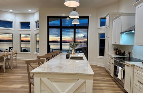 Myrick Estates House | 🔥Luxe Lakefront Escape! HEATED Pool🌊Hot Tub✨Stunning Sunrise🌅8BR+Guest House!