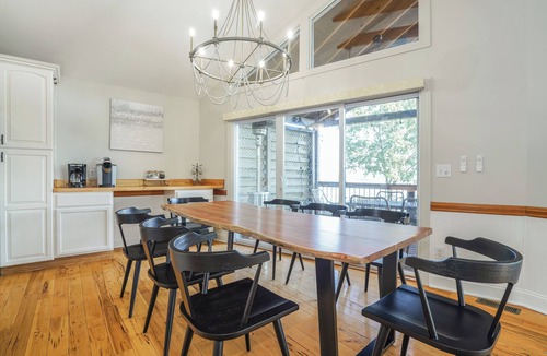 Sherrills Ford House | LUXE, LKN DEEP WATER, VIEWS, HOT TUB, GAME ROOM