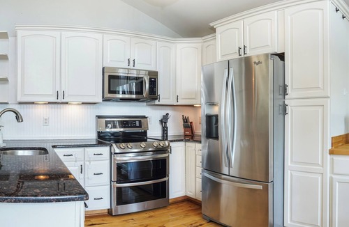 Sherrills Ford House | LUXE, LKN DEEP WATER, VIEWS, HOT TUB, GAME ROOM