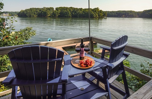 Sherrills Ford House | LUXE, LKN DEEP WATER, VIEWS, HOT TUB, GAME ROOM
