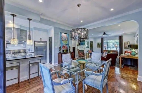 Myers Park Condo | Luxe Myers Park 2BR King Condo | Porch | Private