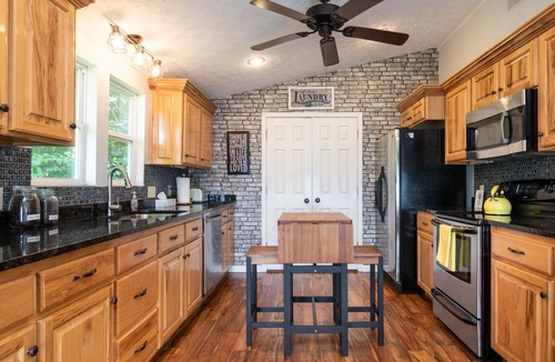Mars Hill Cottage | Luxe Retreat with Panoramic Views, Hot Tub & Sauna, mins to Hatley Point