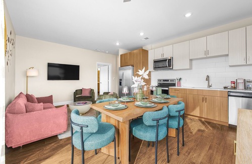 Eighth Avenue Apartment | Luxe Vista Gulch 2BR Pool Gym King Bed