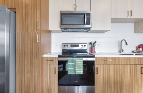 Eighth Avenue Apartment | Luxe Vista Gulch 2BR Pool Gym King Bed