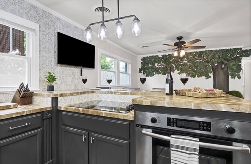 University Park House | Luxe Wolfpack Retreat: Walk to NC State, Shops, Dining+Firepit, Cornhole & More!