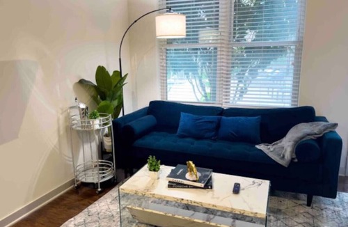 Cherry Apartment | Luxurious 1 King Bed Suite—In Uptown Charlotte!