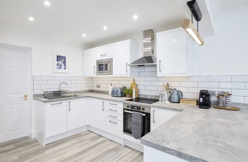 Ferndown Apartment | Luxurious 2 bedroom apartment situated on a golf course.