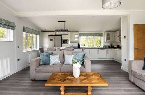 Cambourne Cabin | Luxurious 3 bed Lodge with private hot tub close to city of Cambridge