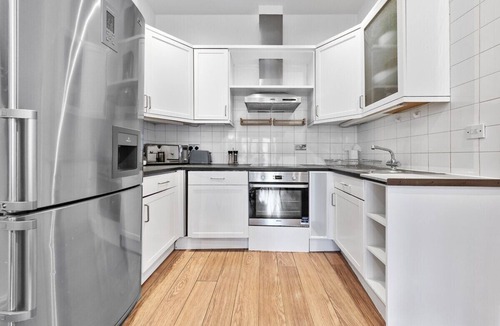 Holland Park Apartment | Luxurious 3BR Flat w/Balcony in Kensington for 7!