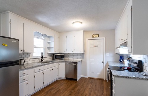 Westover House | Luxurious 3BR House near Fort Bragg