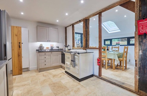 Waterlooville House | Luxurious Barn With Outdoor Dining, Near Vineyard