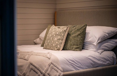 Llangollen Apartment | Luxurious Canal-side mini lodge in Llangollen.